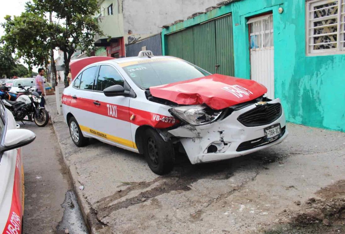 Camioneta impacta a taxista en calles de la colonia Centro de Veracruz