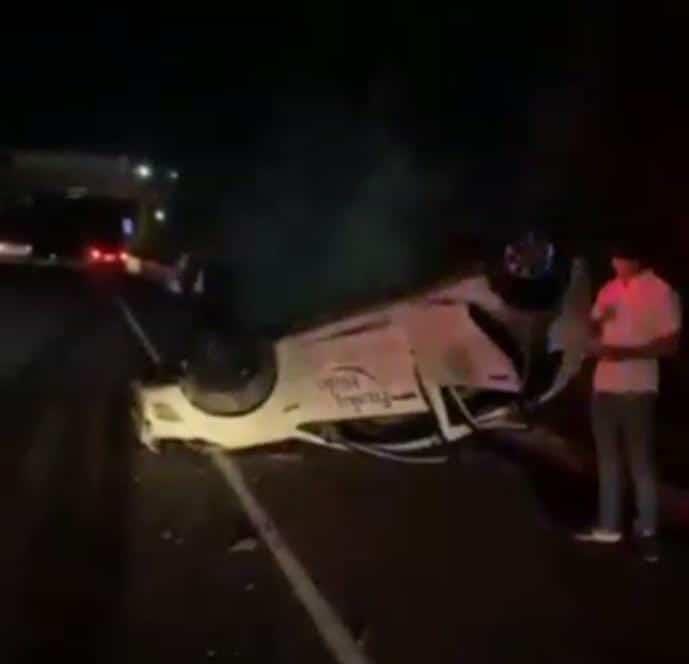 Vuelca auto de empresa hielera en carretera de Veracruz; dos heridos