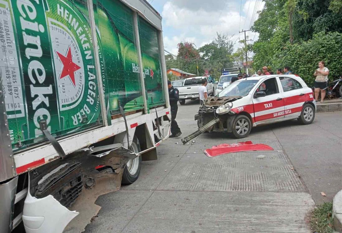 Taxista choca con camión repartidor de cerveza en San Andrés Tuxtla