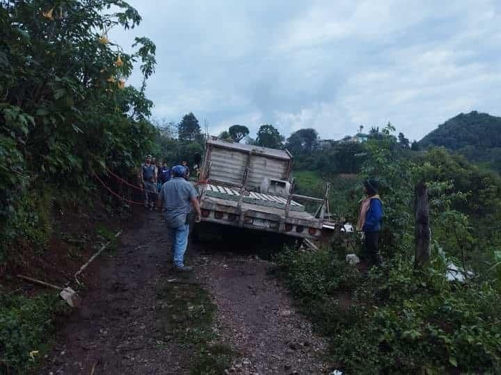 A punto de volcar camioneta con material de construcción en Huatusco