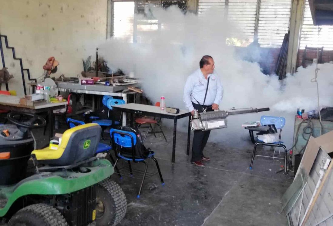 Fumigan escuelas en Úrsulo Galván para evitar propagación del mosco del dengue