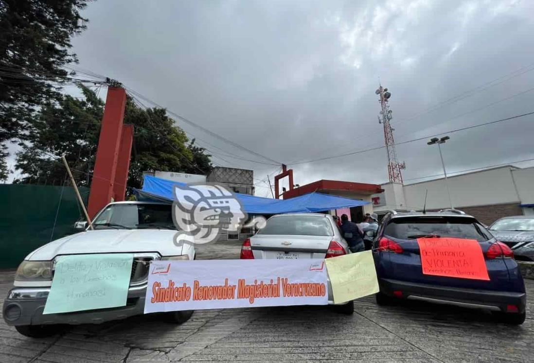 Toma Sindicato la Dirección General de Educación Primaria Estatal en Xalapa; acusa agresiones (+Video)