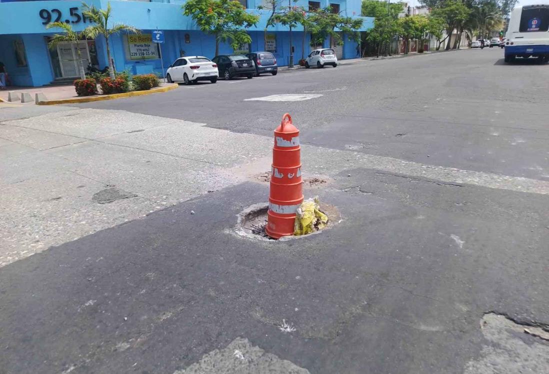 ¡Cuidado! Reportan registro sin tapa en calle del centro de Veracruz