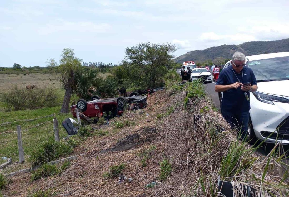 Vuelca automóvil por exceso de velocidad en carretera a Actopan