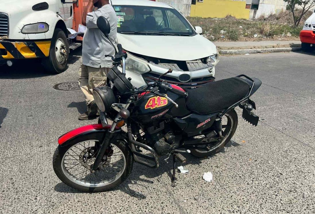 Camioneta impacta a motociclistas en Lagos de Puente Moreno