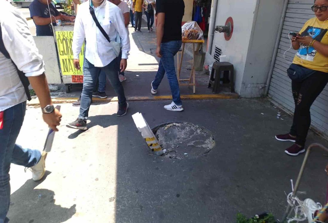 Con un pedazo de unicel, habitantes señalan registro roto en la zona de mercados de Veracruz