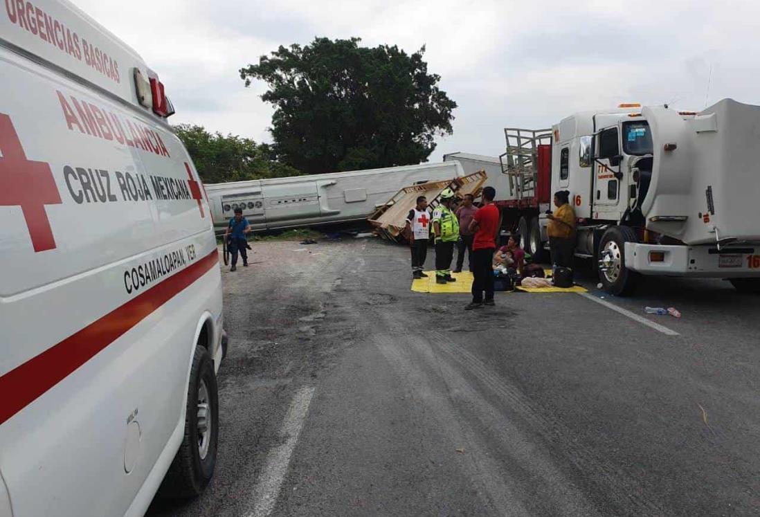 Choque de camiones en autopista de Veracruz deja un fallecido y 15 heridos