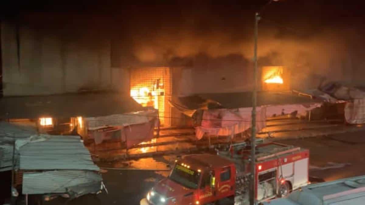 Fuego acaba con 500 locales de mercado en Acapulco