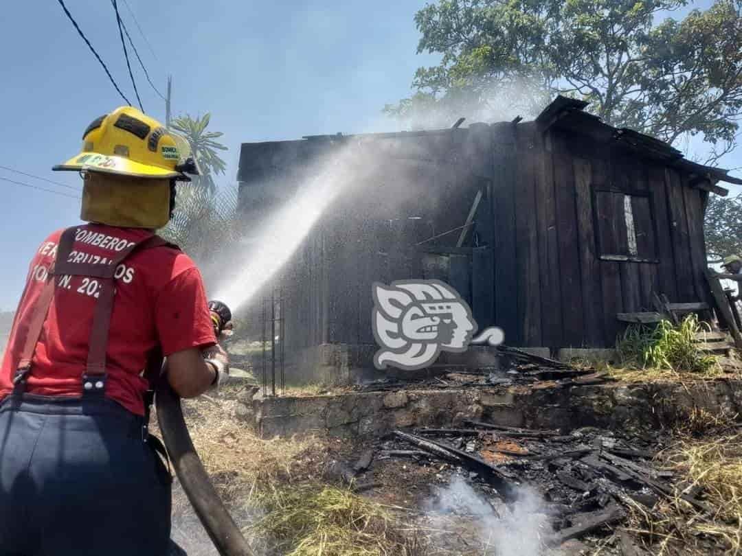 Fuego arrasa con vivienda en Fortín; se sale de control quema de basura