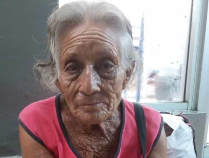 Abandonan a abuelita en calle en Minatitlán