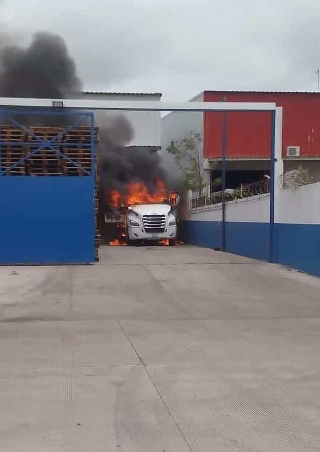 Se incendia tractocamión de Lala en Veracruz