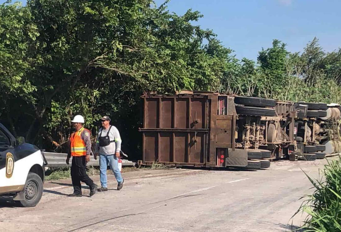 Vuelca tractocamión con toneladas de chatarra en el KM 13.5, en Veracruz | VIDEO