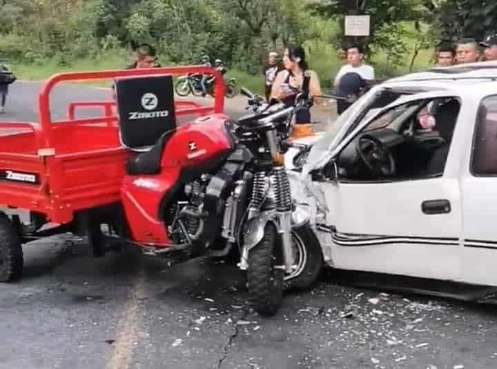 Aparatoso choque entre automóvil y moto de carga en Huatusco