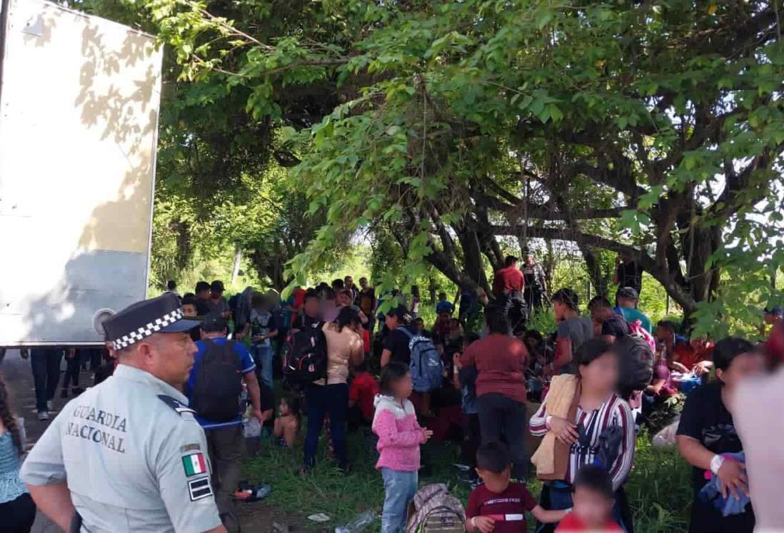 Rescatan a 148 migrantes; fueron abandonados en un tráiler en el Sur de Veracruz