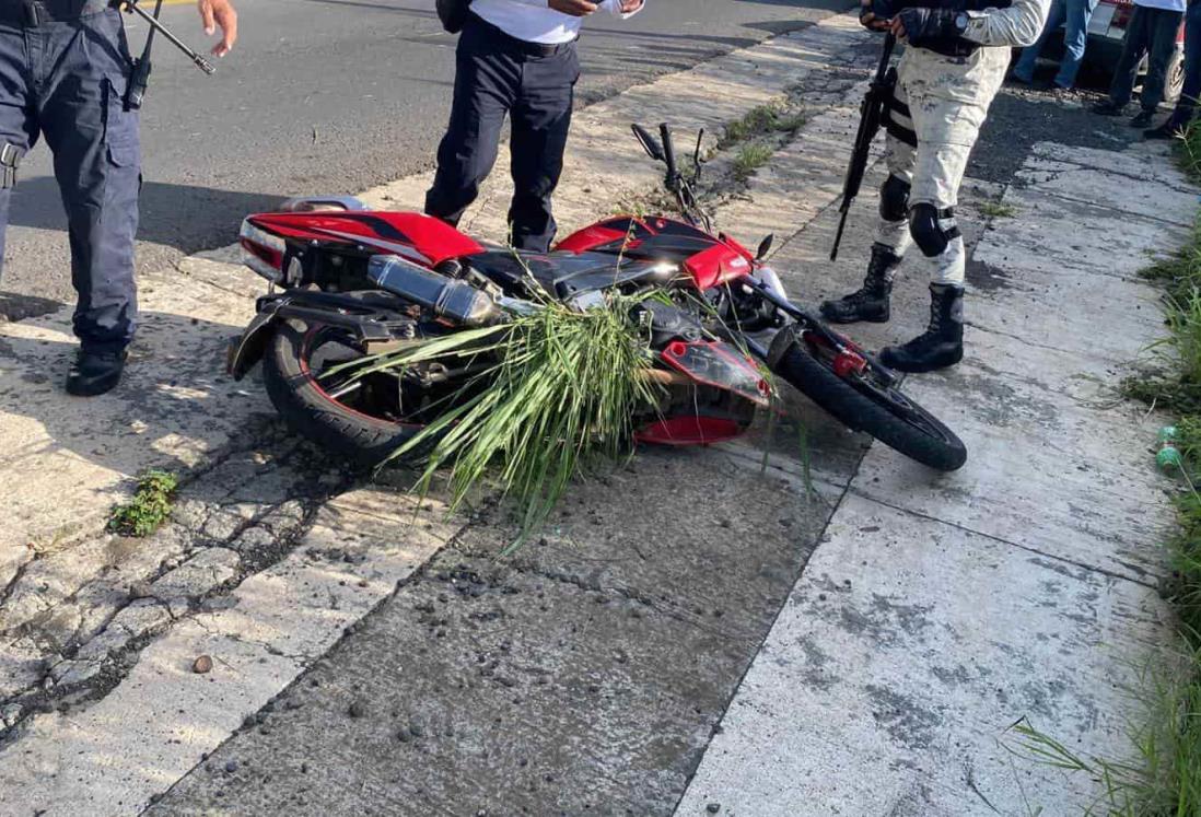 Motociclista sufre accidente en Santiago Tuxtla; está grave
