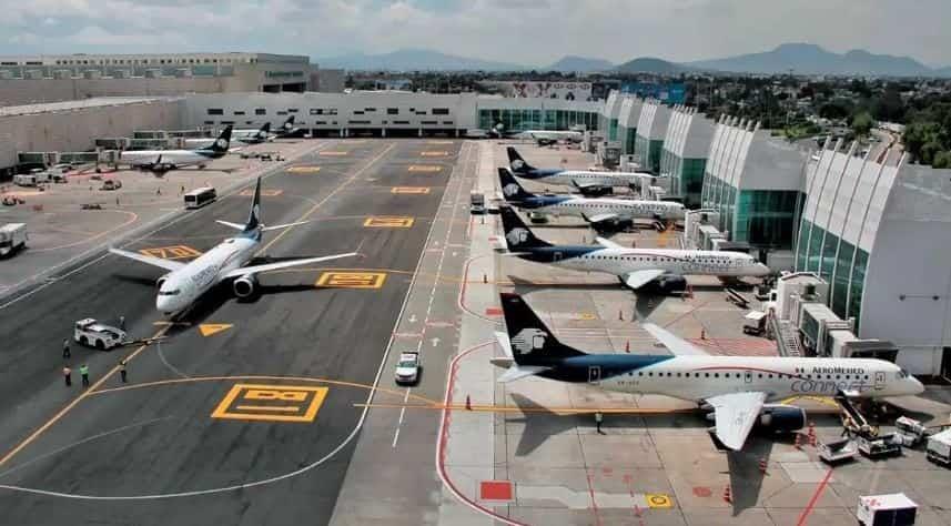 Roban avión de un hangar del Aeropuerto de la Ciudad de México
