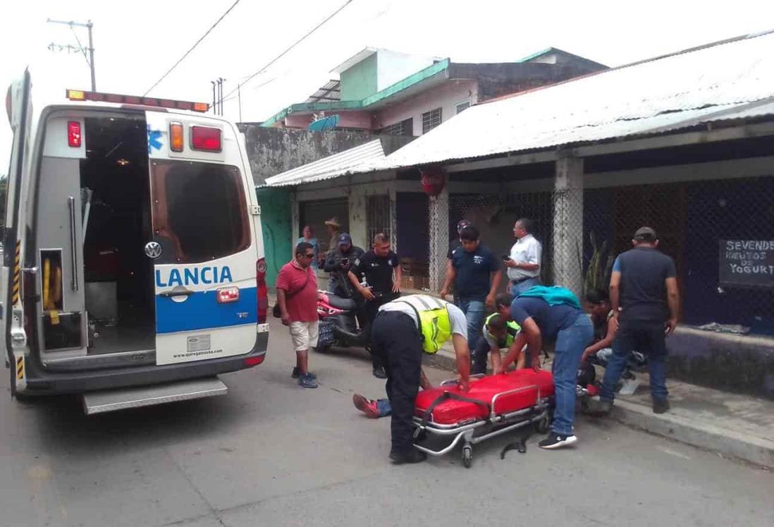 Hospitalizan a motociclista, choca contra puerta de auto en San Andrés Tuxtla