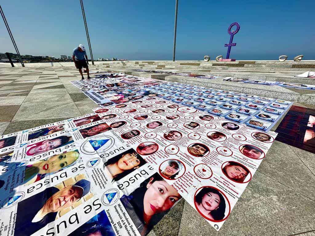 Colectivos colocan en Plaza de la Soberanía, en Veracruz fotos de personas desaparecidas de todo el país