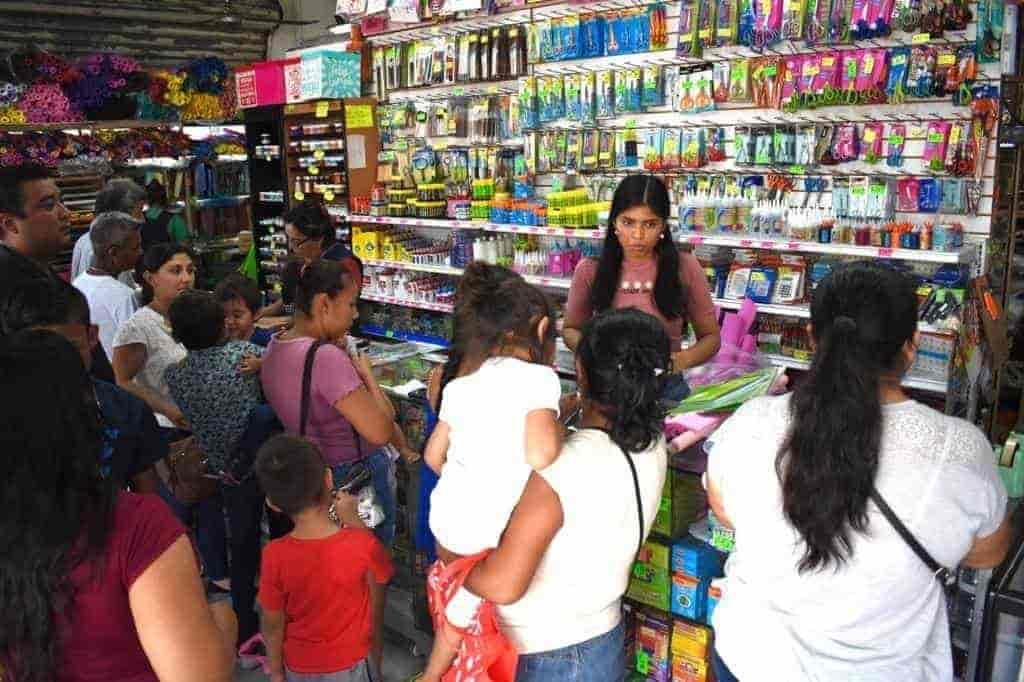 Comerciantes de útiles escolares cierran con números positivos por regreso a clases en Veracruz