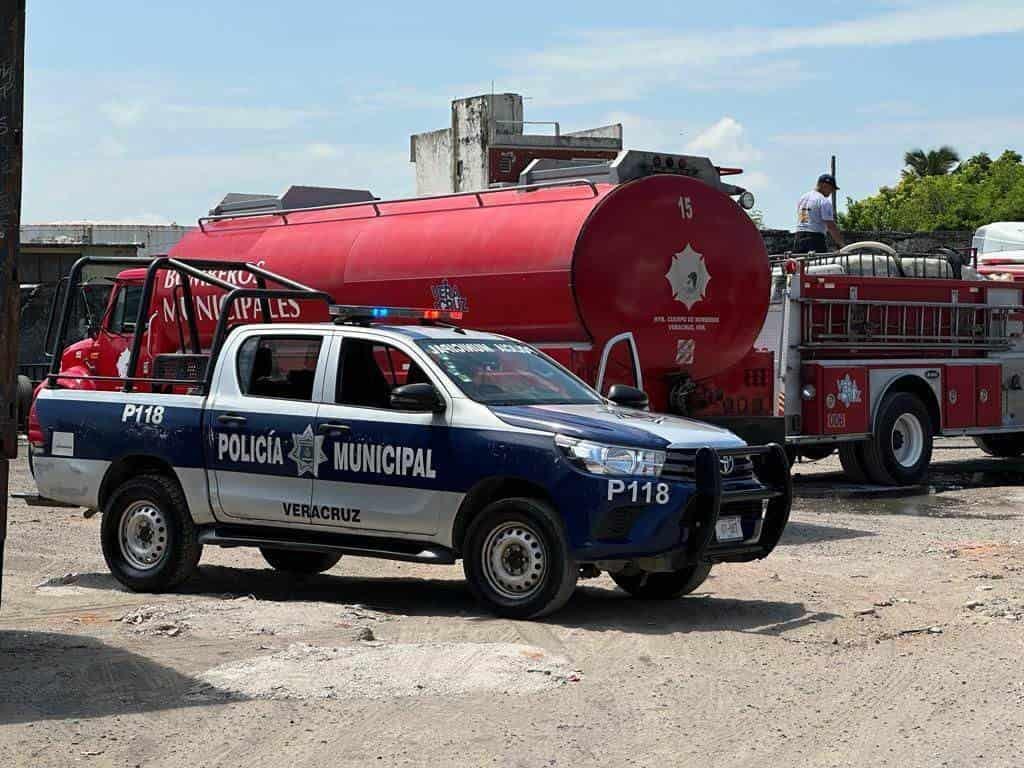 Incendio de camioneta moviliza a bomberos en zona norte de Veracruz