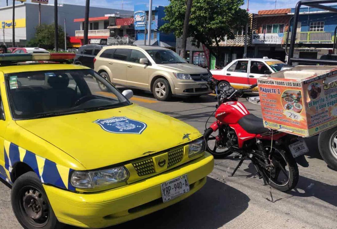 Motociclista es atropellado por un auto en la colonia Centro, en Veracruz | VIDEO