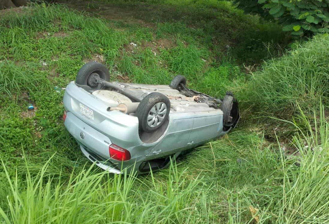 Automóvil cae a canal de desagüe a la altura de Las Bajadas, en Veracruz