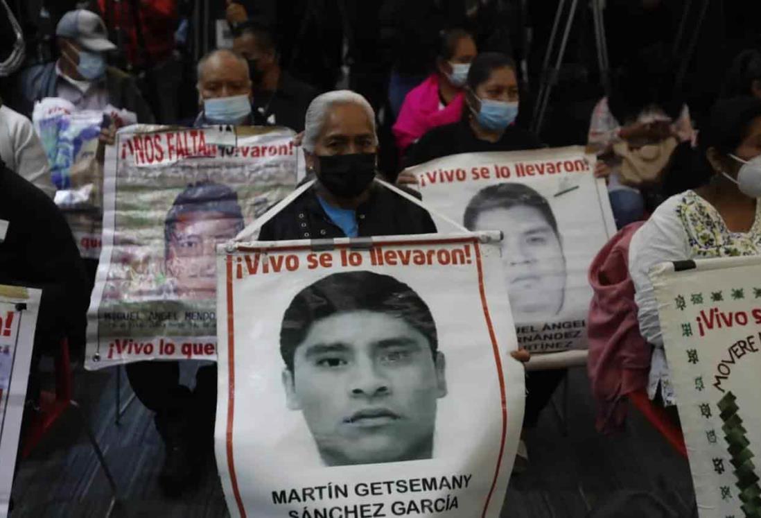 AMLO recibe a los padres de los 43 normalistas de Ayotzinapa en Palacio Nacional